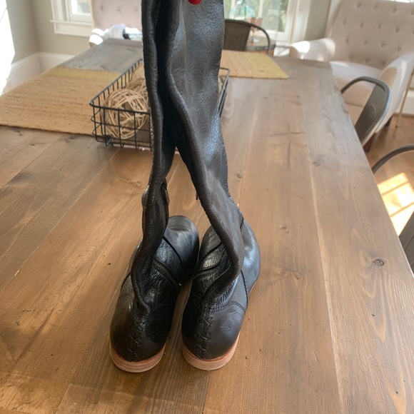 Black leather Frye boots, side zip - Picture 3 of 5